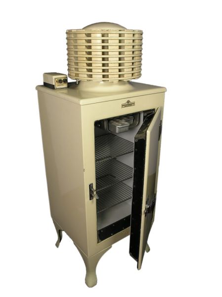 Ранний электрический холодильник, с цилиндрическим теплообменником сверху. Из коллекции музея Thinktank (Англия)