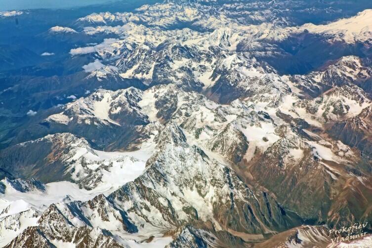 Вид на горы Кавказа из иллюминатора самолета