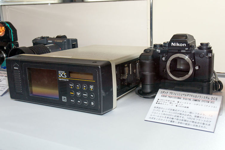 Цифровой зеркальный фотоаппарат «Kodak DCS 100» и блок записи данных, 1991 г.