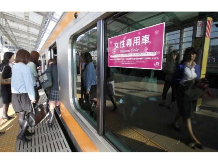 Женский вагон в Токийском метро