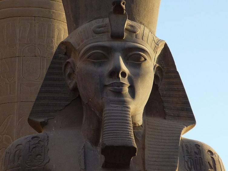 Голова статуи Рамсеса II в Луксорском Храме