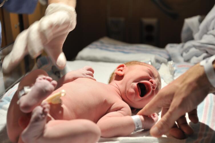Как помочь новорожденному избавиться от колик?