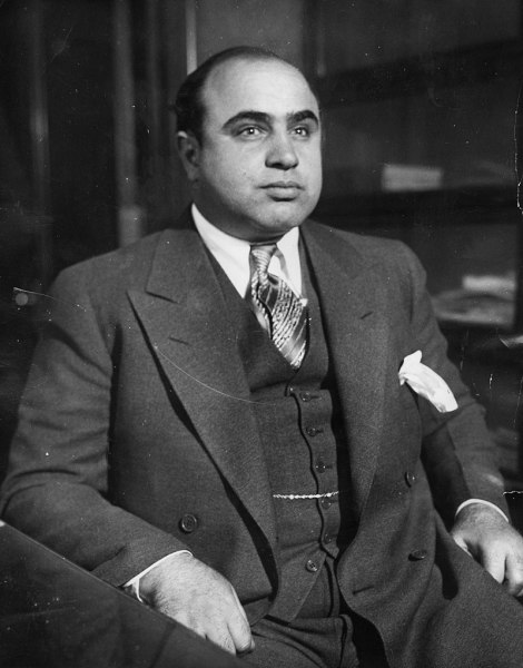 1930 год, Капоне в Чикагском детективном бюро после его ареста по обвинению в «бродяжничестве»