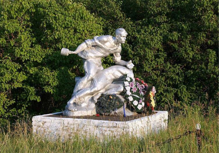 Памятник советским воинам на шоссе Псков-Остров, Псковская область, Россия