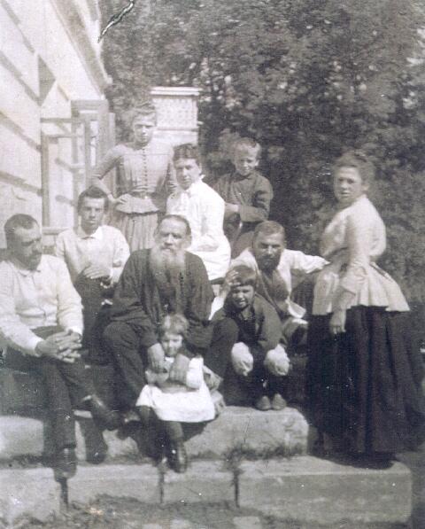 Л. Н. Толстой с женой и детьми, 1887 г.