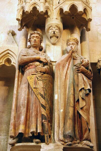 Статуя графа Эккехарда из Наумбургского собора демонстрирует, как пояс меча оборачивался вокруг ножен