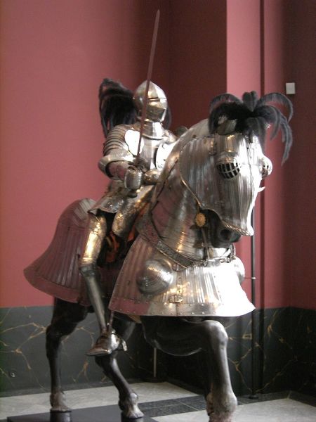 Рыцарь в турнирных латах XVI века на бронированном коне. Музей Цвингер в Дрездене