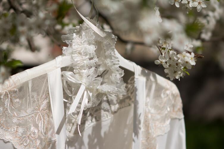 Подвязка невесты – трогательный свадебный атрибут?