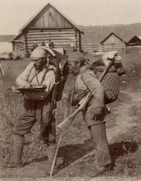 Владимир Арсеньев и Дерсу Узала после маршрута по реке Кулумбе в экспедиции 1906 г.