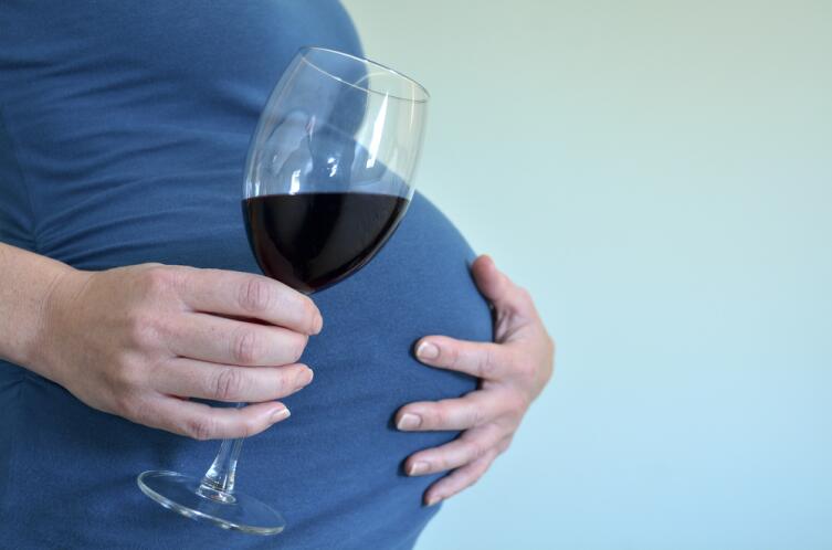 Почему во время беременности нельзя принимать алкоголь?