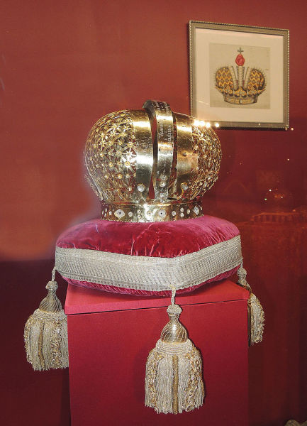 Первая императорская корона в России принадлежала Екатерине I, жене Петра I