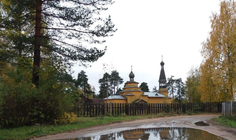 Храм Преподобного Никандра Городноезерского (местночтимого святого, освящен в 2000 г.)
