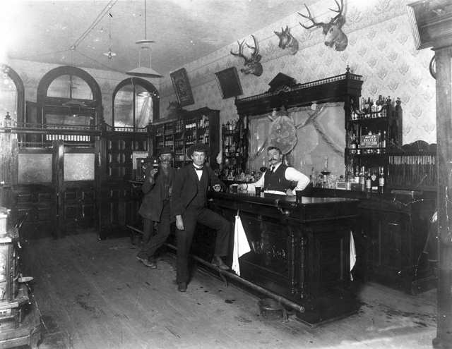 Внутренний вид питейного заведения Toll Gate Saloon в Блэк Хок, Колорадо, 1897 г.