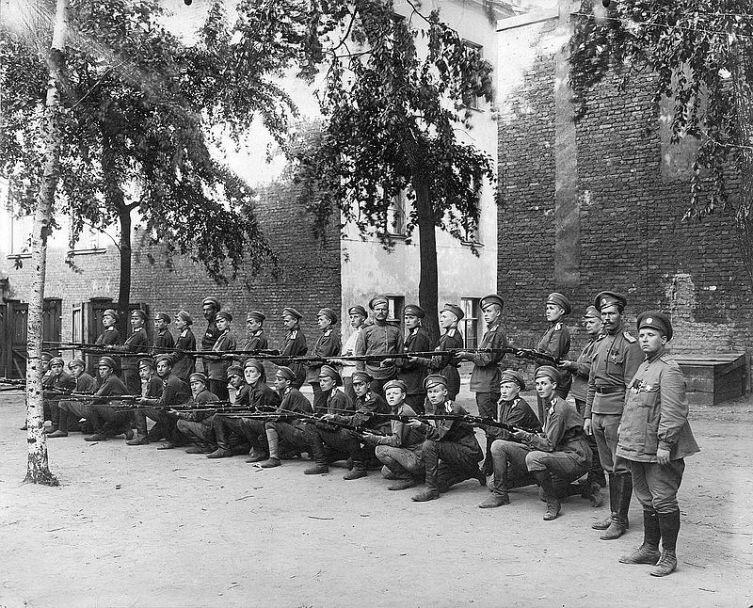 Женский батальон смерти, стоит первая - Мария Бочкарева, г. Петроград, июнь 1917 г.