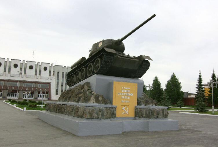 Памятник танк Т-34−85 возле здания НПК «Уралвагонзавод» в Нижнем Тагиле (С февраля по июля 1942 год директором завода №183 был И. Зальцман)