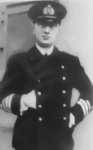 Колчак в новой морской форме Временного правительства (без погон, со знаками отличия на рукавах и пятиконечной звездой на кокарде), лето 1917 года