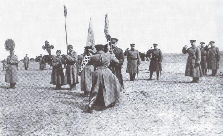 Верховный правитель вручает полковое знамя. 1919 год