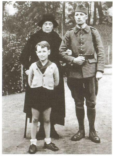 Вдова Софья Фёдоровна, сын Ростислав в форме французского офицера, внук Саша. 1939 год