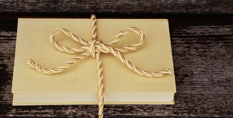 Подарите книгу, но не забудьте о красивой упаковке и поздравлении