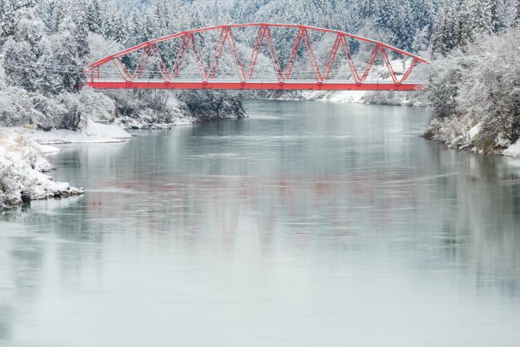 Красный мост через р. Тадами в префектуре Фукусима