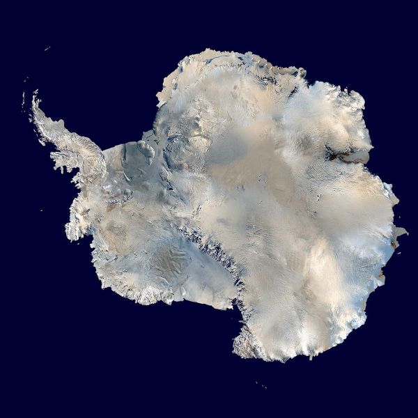 Спутниковая фотография Антарктиды