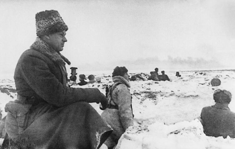 Командующий Донским фронтом К. К. Рокоссовский на наблюдательном пункте в районе Мариновки