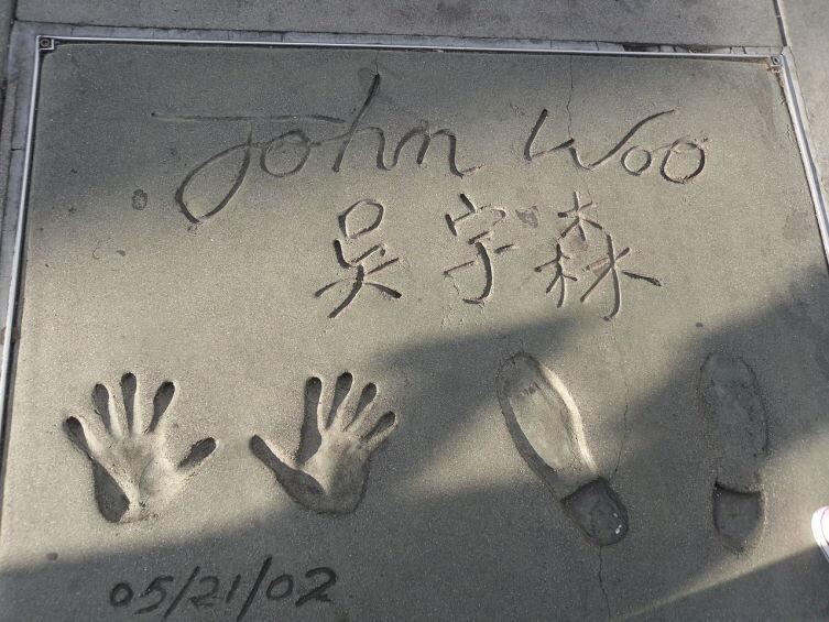 Отпечатки рук и ног Джона Ву перед Китайским театром Граумана