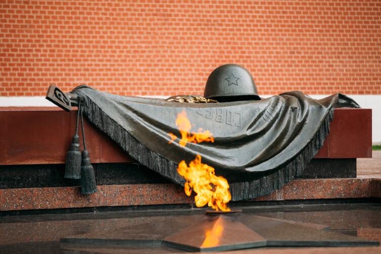 Вечный огонь в Москве на могиле Неизвестного Солдата