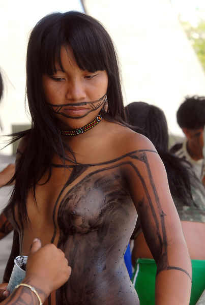 Ритуальная раскраска девушки из племени тапирапе (бразильских индейцев)