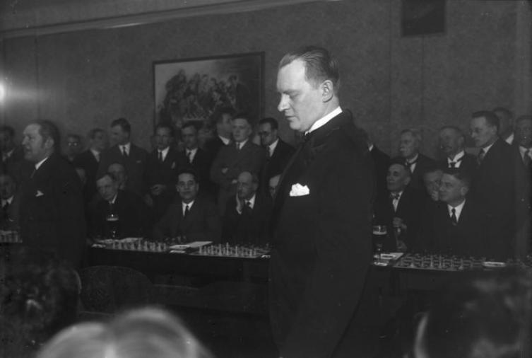 Алехин даёт сеанс одновременной игры в Берлине, 1930 г.