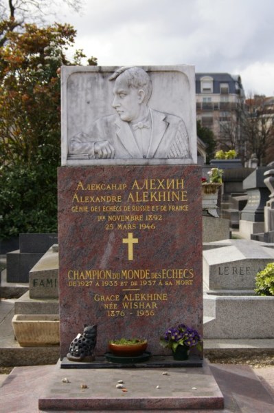 Надгробный памятник на могиле Алехина на парижском кладбище Монпарнас работы его друга, шахматиста Абрама Бараца. На надгробии указана ошибочная дата рождения 1 ноября