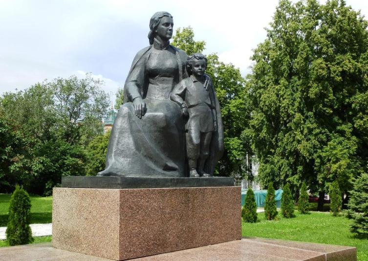 Памятник Марии Ульяновой с сыном