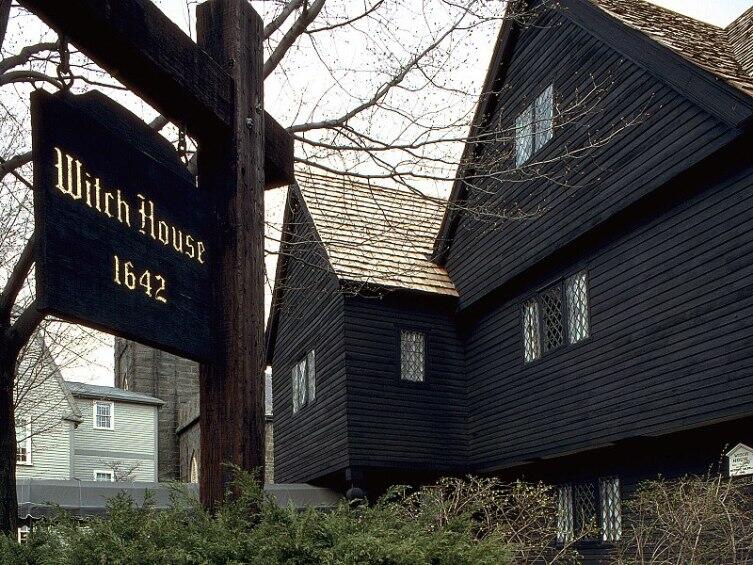 «Ведьмин дом» в Салеме построен не позднее 1642 года. Здесь жил судья Корвин, отправивший на эшафот 19 ведьм