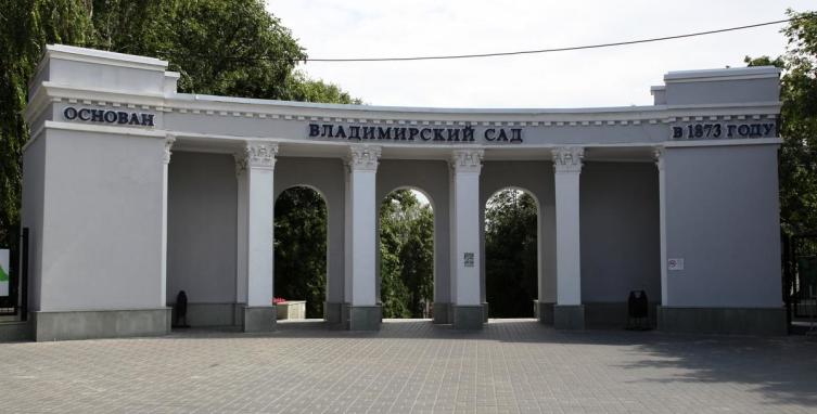 Парадный вход во Владимирский сад 