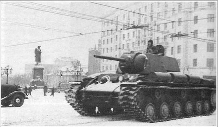 Лейтенант П. Д. Гудзь на своём танке КВ-1 движется с Красной площади после участия в Военном параде 7 ноября 1941 г.