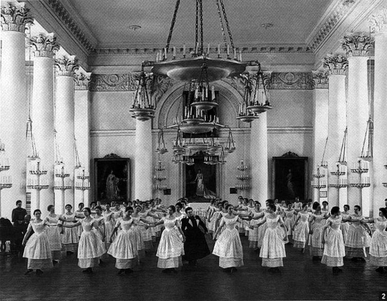 Воспитанницы Смольного института благородных девиц на уроке танцев, 1889 г.