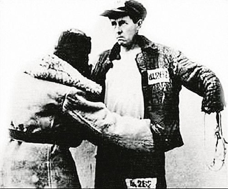 Охранник обыскивает заключённого Солженицына (постановочное фото)