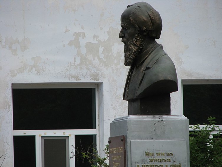 Бюст А. И. Солженицыну возле школы в Мезиновском
