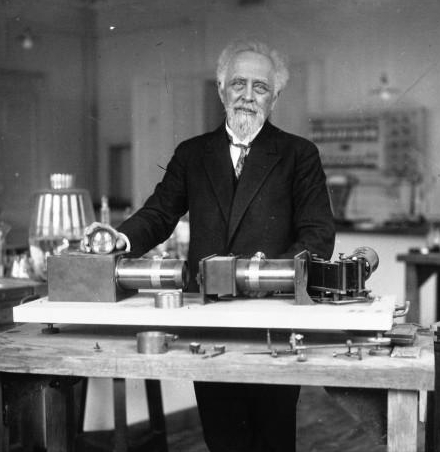 Жан Батист Перрен со своим «мега-спектроскопом» в Институте Кюри, 1927 г.