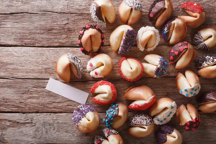 Как испечь праздничное печенье с предсказаниями?