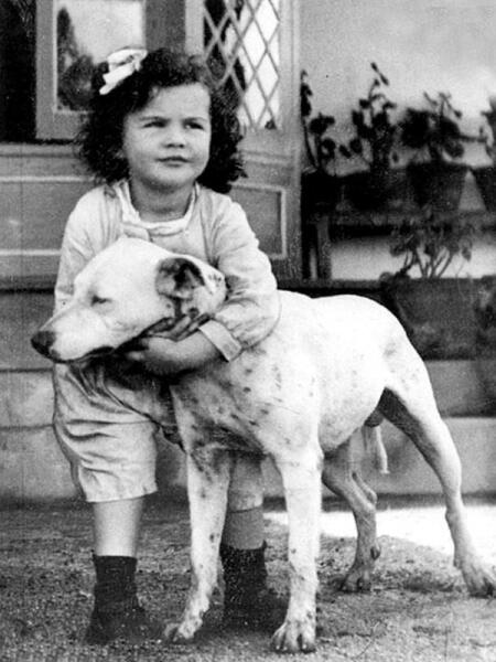 Маленькая Вивьен с собакой, 1918 г.