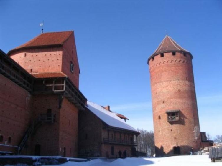 Слева направо: западная крепостная стена, полукруглая (западная) башня, хозяйственный корпус с наружной галереей, главная башня
