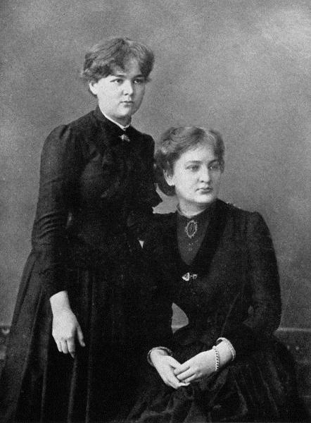 Мария (слева) с сестрой Брониславой, около 1886 г.
