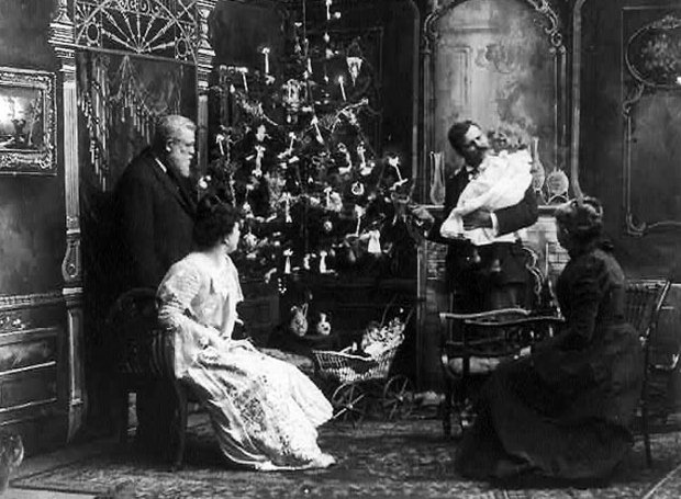 Одна из первых гирлянд на домашней елке, фото 1900 г.