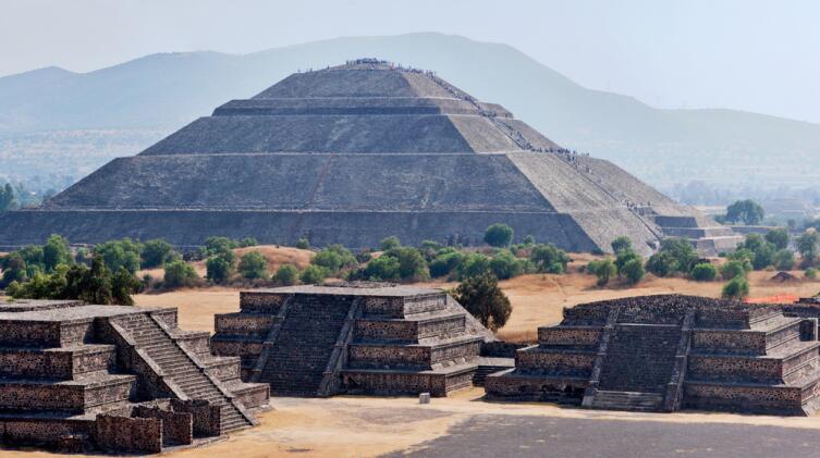 Панорама пирамид Теотиуакана в Мексике