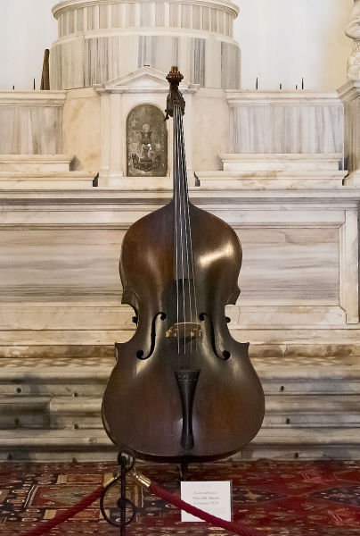 Контрабас работы Николо Амати (1670 г.) в Музее музыки, расположенном в Церкви Святого Маврикия в Венеции