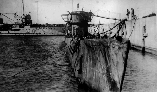 Немецкая подводная лодка U-977 в Мар-дель-Плата. На заднем плане тральщик ARA Py (M-10) типа «Бушар»