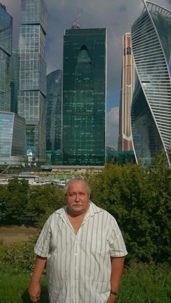 Автор статьи на фоне Москва-сити