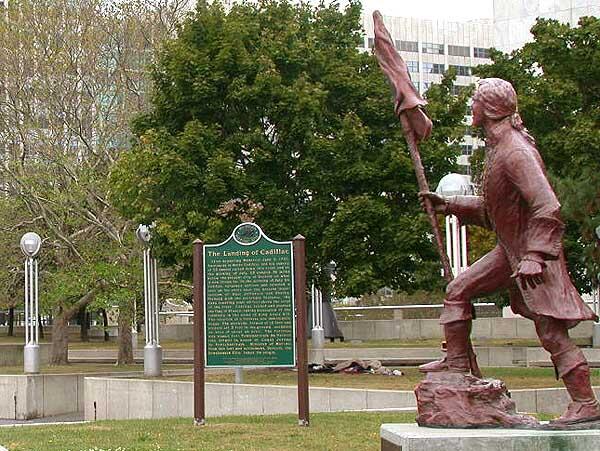 Памятник Антуану де Ламоту в Детройте