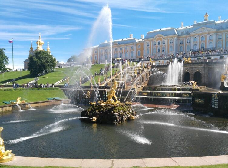 Петергофский дворец необычайно украшают фонтаны. Июнь 2017 г.
